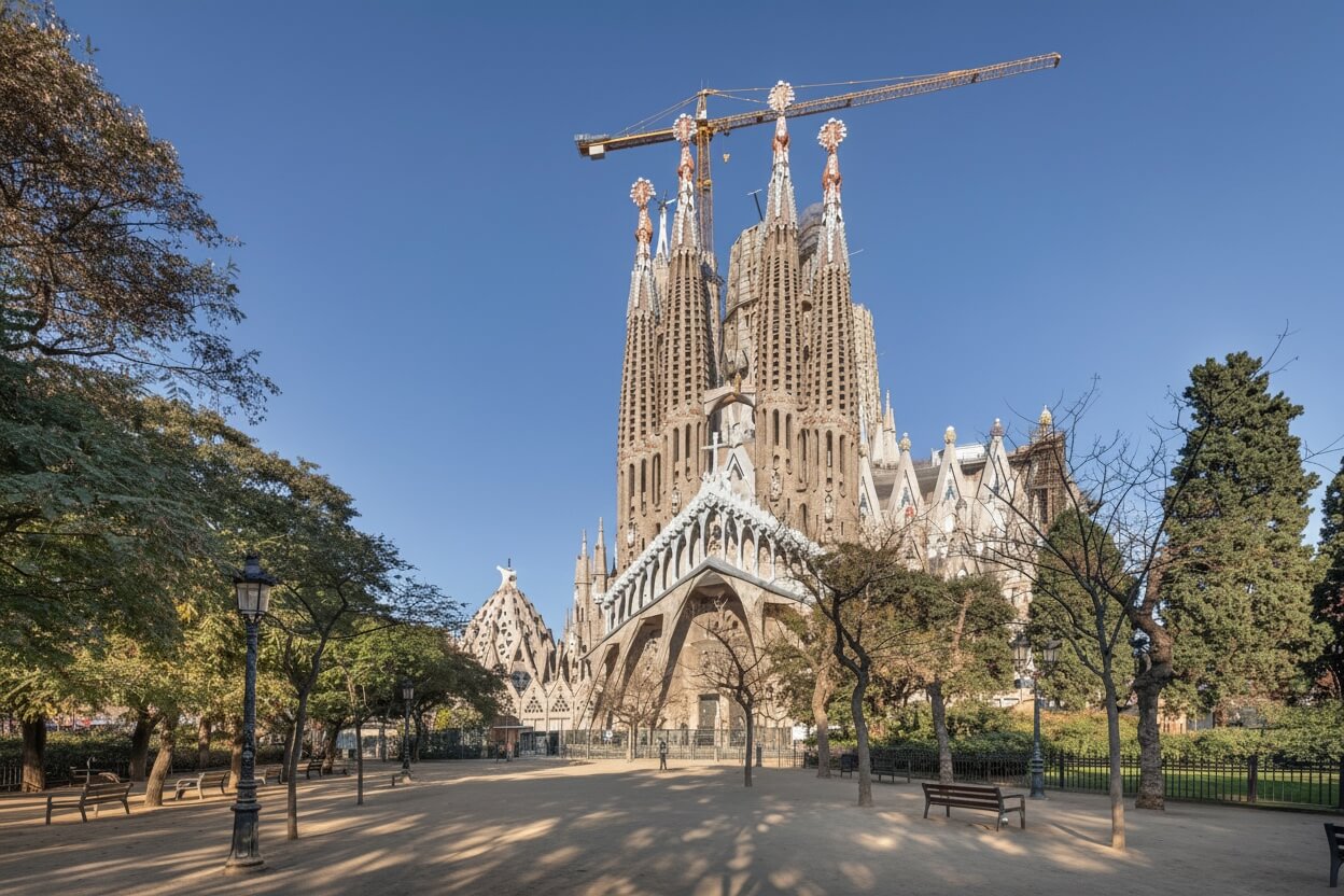 Sagrada Familia vista dal parco circostante
