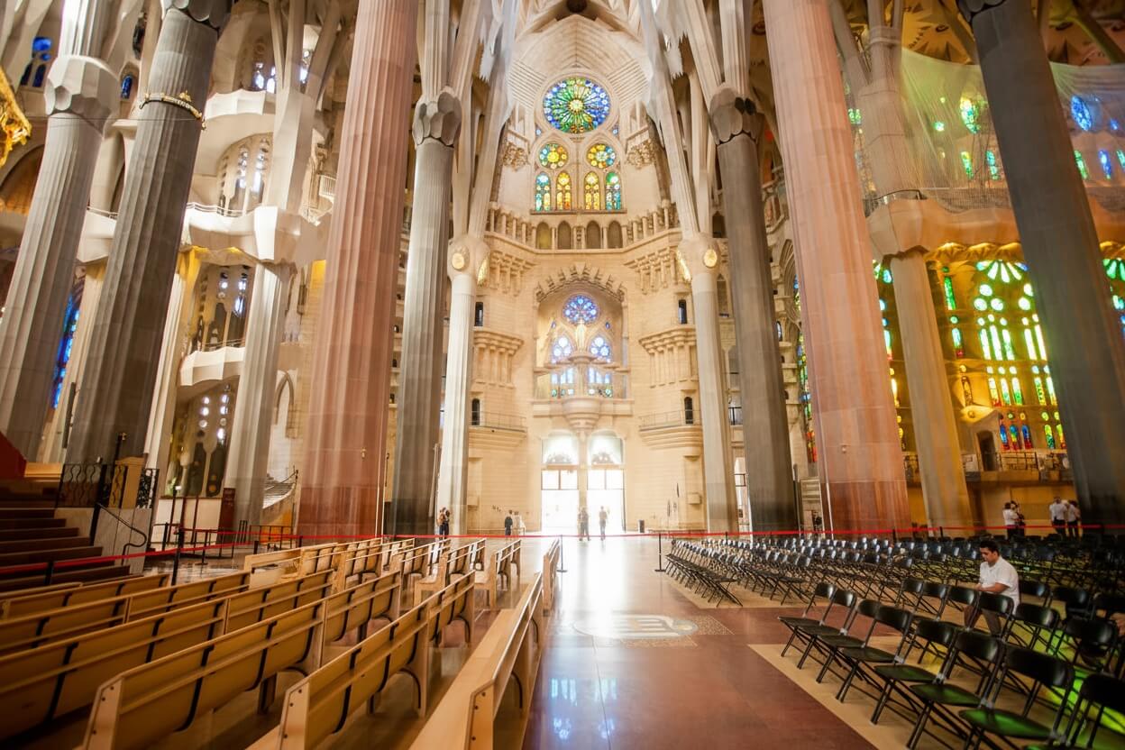 Sagrada Familia interno navata principale